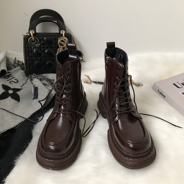 Briti stiilis naiste nahksaapad paelte ja lukuga