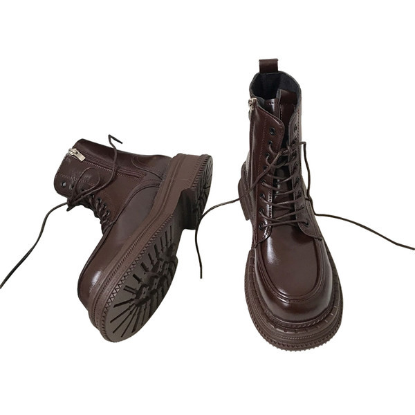 Briti stiilis naiste nahksaapad paelte ja lukuga