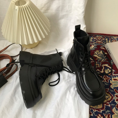 Kolmes värvitoonis paeltega naiste saapad ökonahast