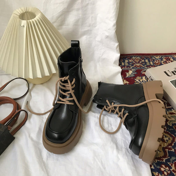 Kolmes värvitoonis paeltega naiste saapad ökonahast