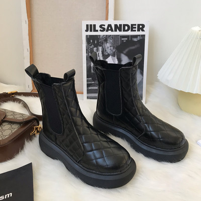 Naiste tepitud saapad ökonahast ja lameda tallaga