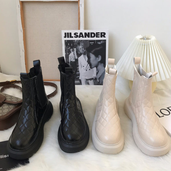 Naiste tepitud saapad ökonahast ja lameda tallaga