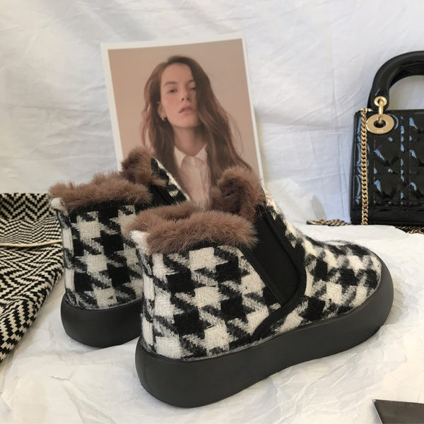 Sooja voodriga ja lameda tallaga naiste saapad