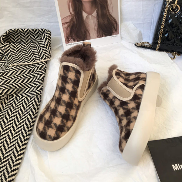 Sooja voodriga ja lameda tallaga naiste saapad