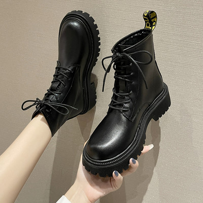 Moodsad kahe mudeliga naiste nahksaapad paeltega