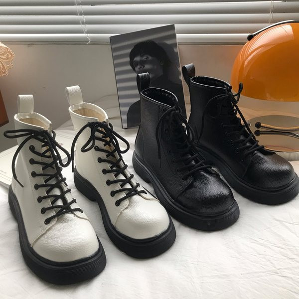 Naiste retrosaapad ümar paeltega mudel