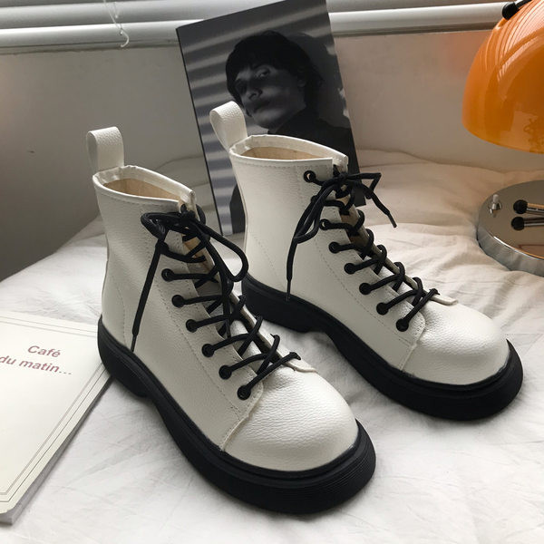 Naiste retrosaapad ümar paeltega mudel