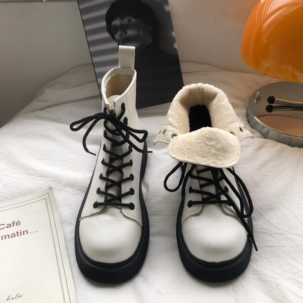 Naiste retrosaapad ümar paeltega mudel