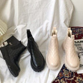 Női csizma durva talppal, steppelt bőrrel