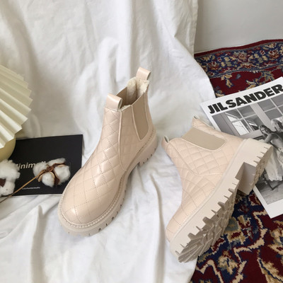 Női csizma durva talppal, steppelt bőrrel