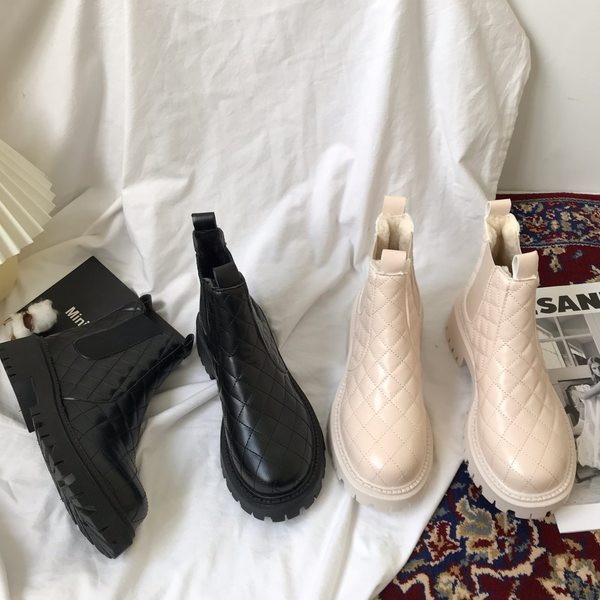 Női csizma durva talppal, steppelt bőrrel