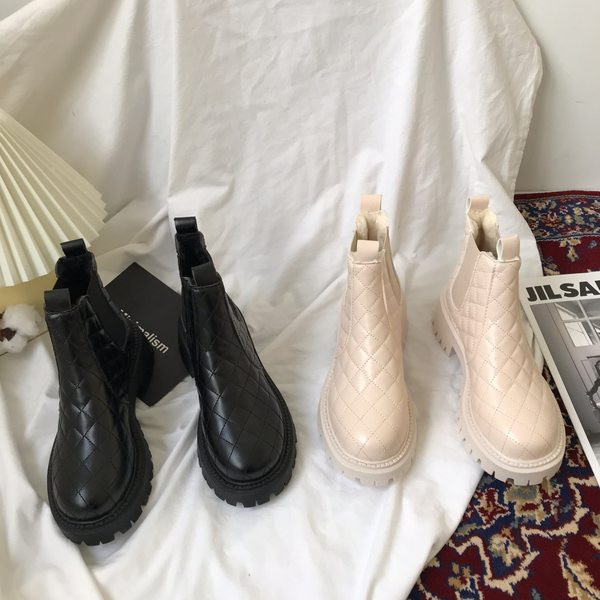 Női csizma durva talppal, steppelt bőrrel