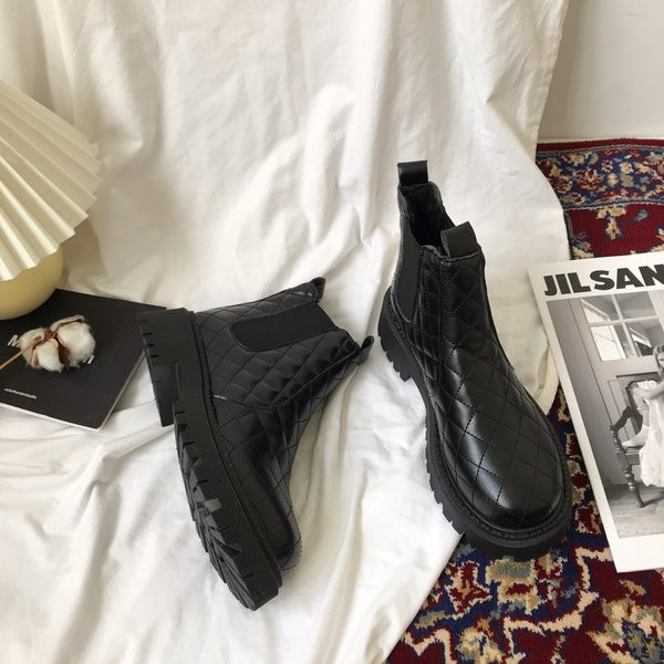 Női csizma durva talppal, steppelt bőrrel