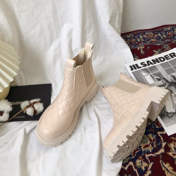 Női csizma durva talppal, steppelt bőrrel