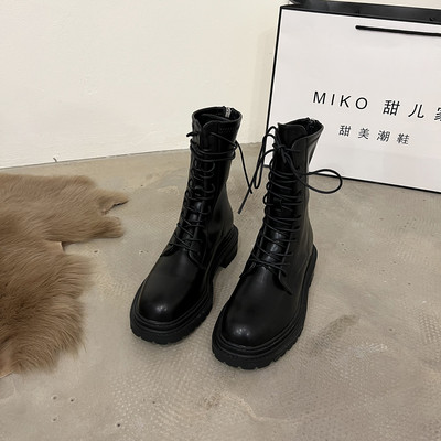 Moodsad naiste nahksaapad paeltega - valge ja must