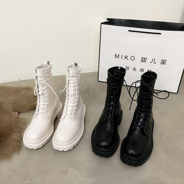 Moodsad naiste nahksaapad paeltega - valge ja must