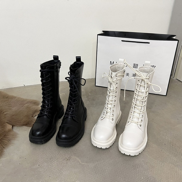 Moodsad naiste nahksaapad paeltega - valge ja must