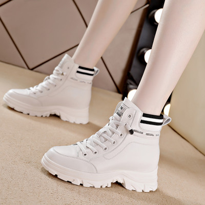 Moodsad musta ja valge paeltega nahast saapad