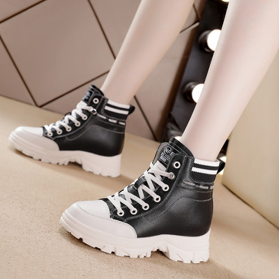 Moodsad musta ja valge paeltega nahast saapad