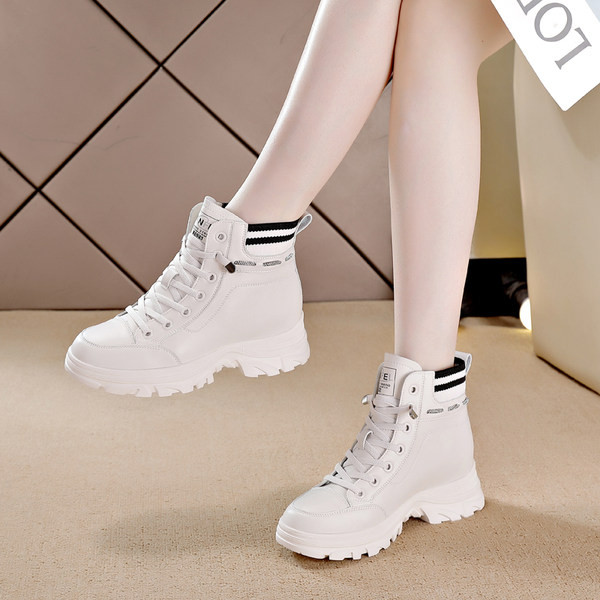 Moodsad musta ja valge paeltega nahast saapad