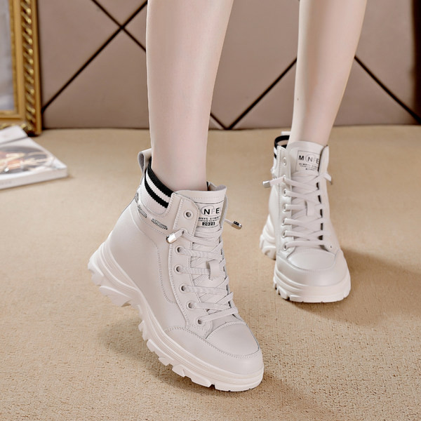 Moodsad musta ja valge paeltega nahast saapad