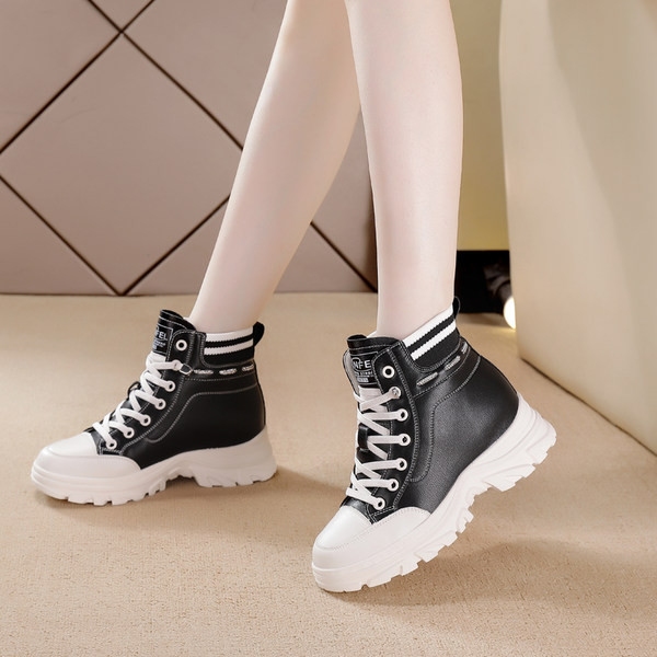 Moodsad musta ja valge paeltega nahast saapad