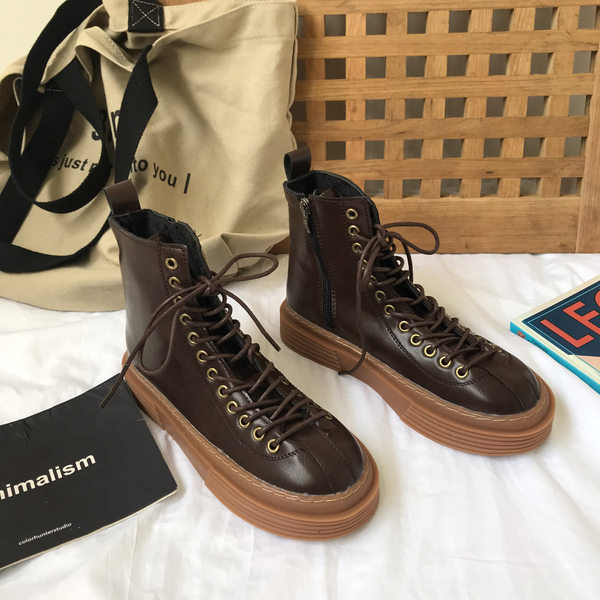 Naiste vabaaja nahast saapad ümar paeltega mudel