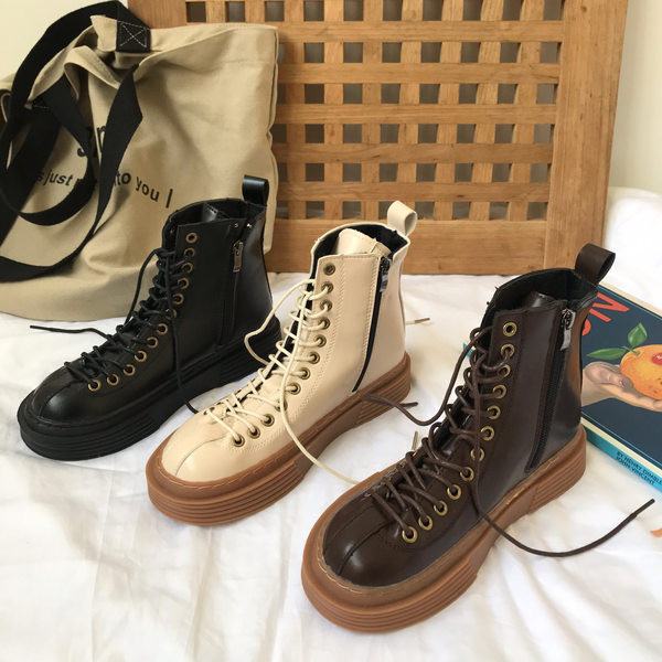 Naiste vabaaja nahast saapad ümar paeltega mudel