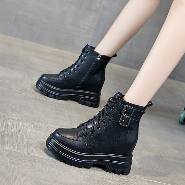 Pandlaga musta värvi naiste saapad