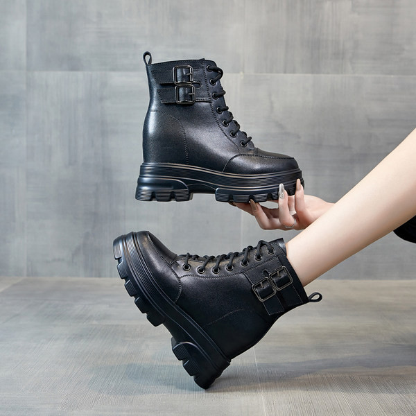 Pandlaga musta värvi naiste saapad