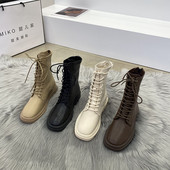 Bőr modern női csizma fűzővel és lapos talppal