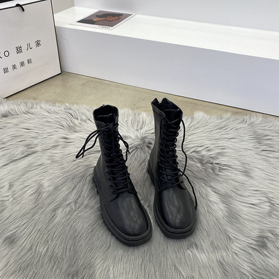 Bőr modern női csizma fűzővel és lapos talppal