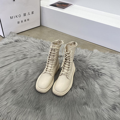 Bőr modern női csizma fűzővel és lapos talppal