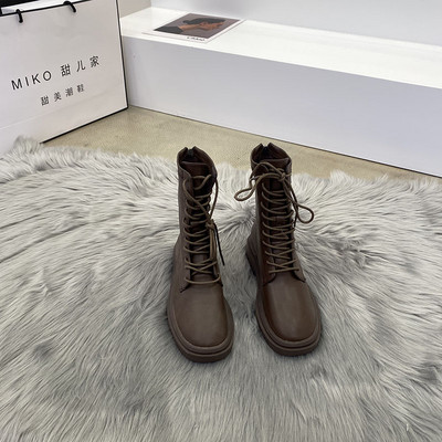 Bőr modern női csizma fűzővel és lapos talppal