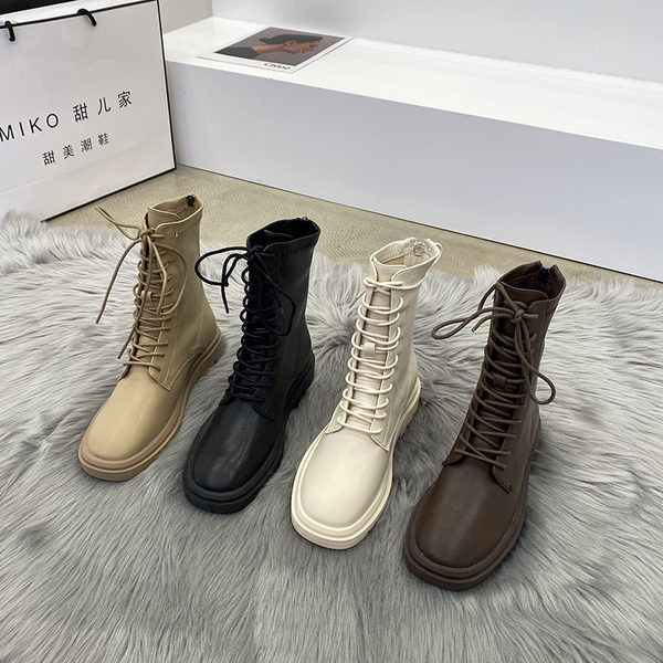 Bőr modern női csizma fűzővel és lapos talppal