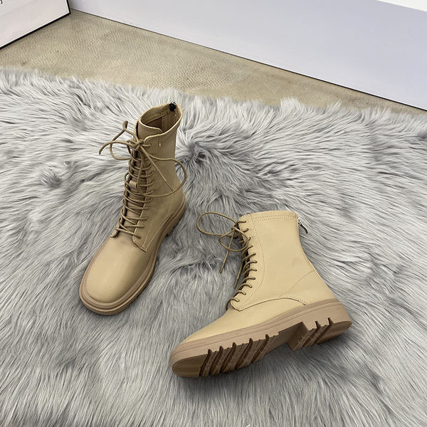 Bőr modern női csizma fűzővel és lapos talppal