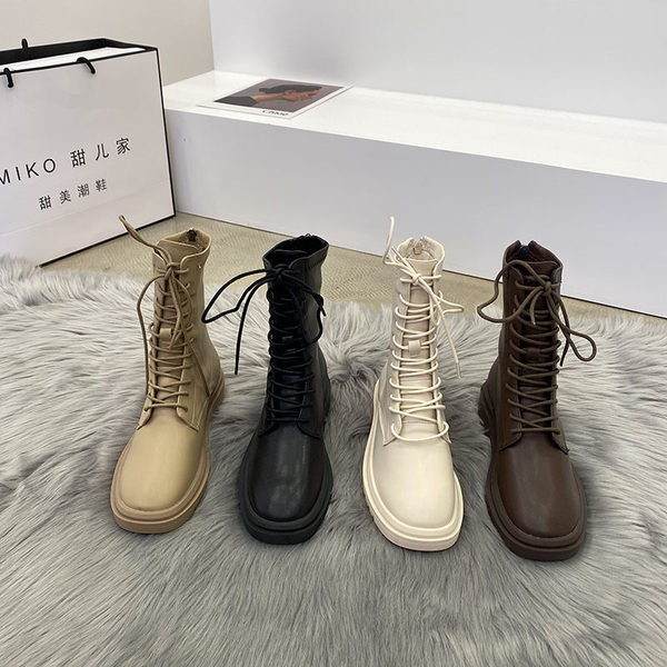 Bőr modern női csizma fűzővel és lapos talppal