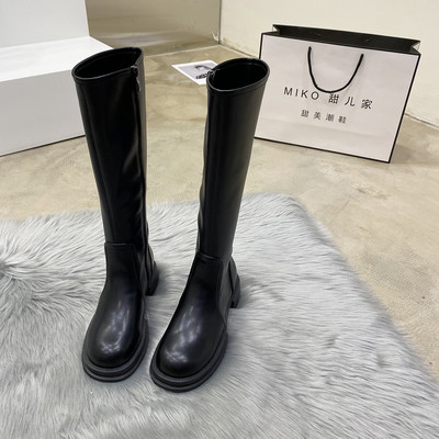 Valge ja musta värvi nahksaapad - kaks mudelit