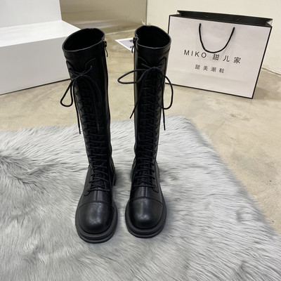 Valge ja musta värvi nahksaapad - kaks mudelit