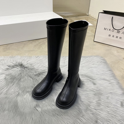 Valge ja musta värvi nahksaapad - kaks mudelit