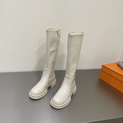 Valge ja musta värvi nahksaapad - kaks mudelit