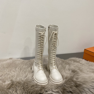 Valge ja musta värvi nahksaapad - kaks mudelit