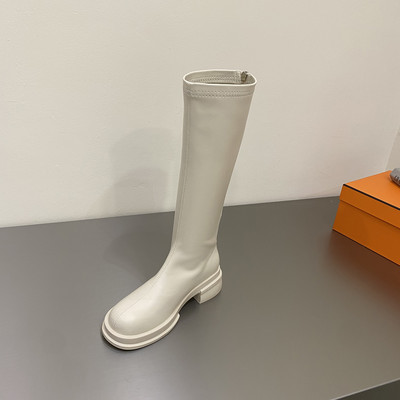 Valge ja musta värvi nahksaapad - kaks mudelit