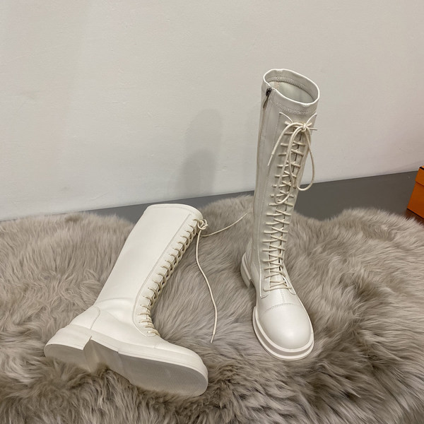 Valge ja musta värvi nahksaapad - kaks mudelit