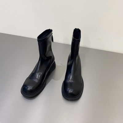 Naiste ühevärvilised lukuga kunstnahast saapad