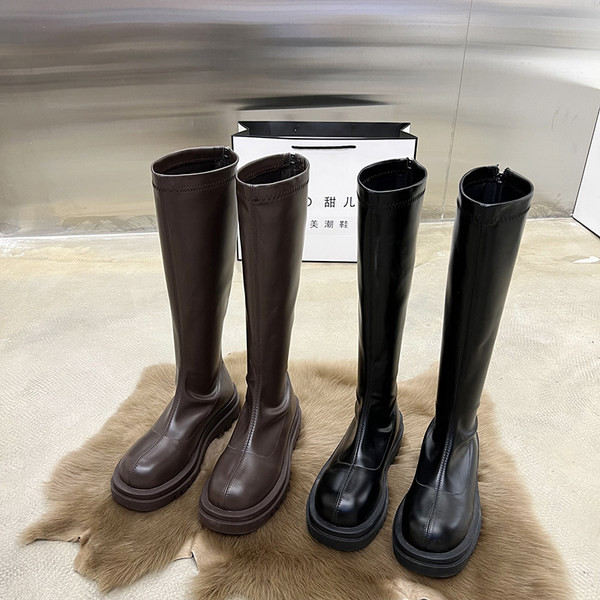 Naiste lameda tallaga nahast saapad