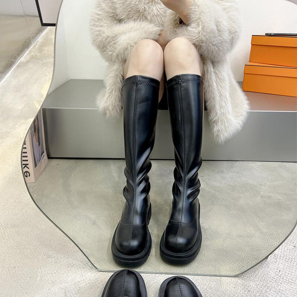 Naiste lameda tallaga nahast saapad