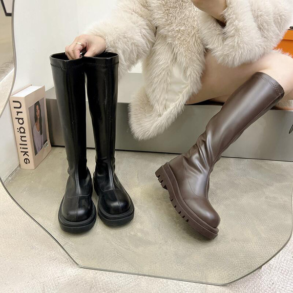 Naiste lameda tallaga nahast saapad