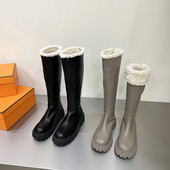 Modern női csizma durva talppal, meleg béléssel