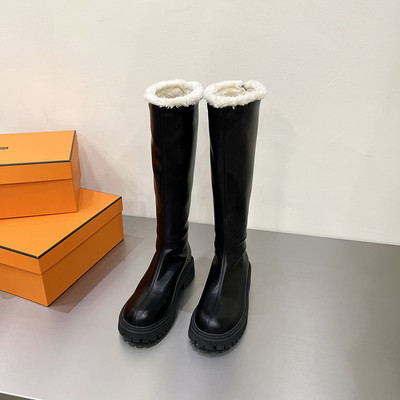 Modern női csizma durva talppal, meleg béléssel